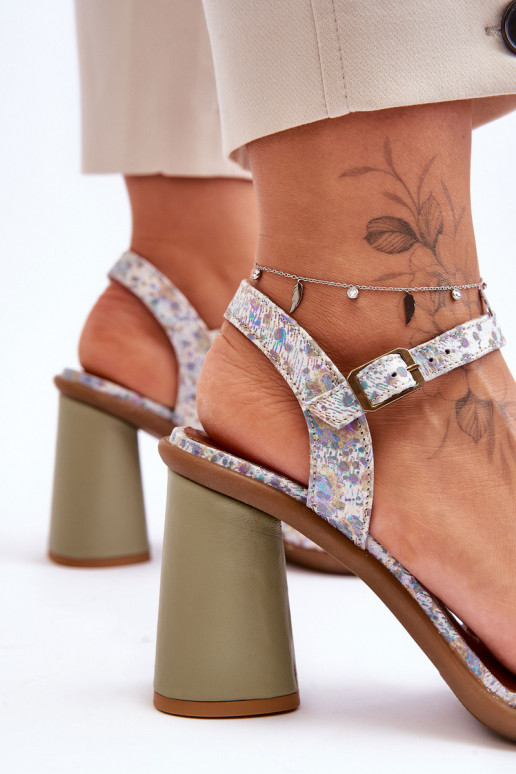 Sandalias de mujer con tacones. Tiene queciejka 06029-24 Blanco-color verde Sandalias de mujer con tacones. Tiene queciejka 06029-24 Blanco-color verde