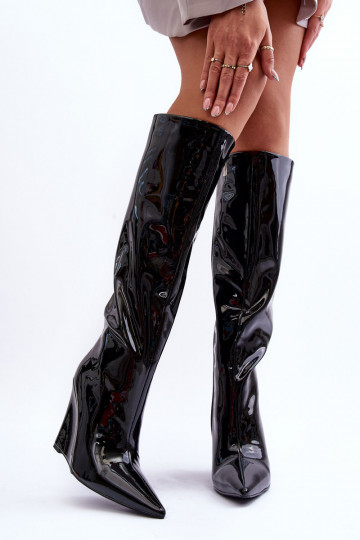 con efecto barniz botas en una cuña de color negro Delinn