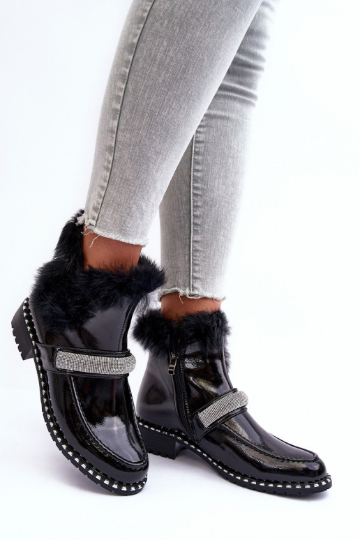 Bajo Botas con efecto barniz con un abrigo de piel y decoracion S.Barski MR870-74 de color negro