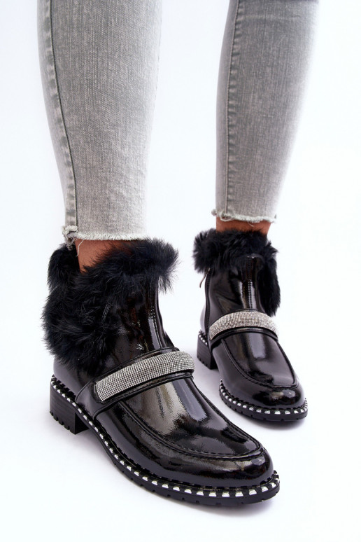 Bajo Botas con efecto barniz con un abrigo de piel y decoracion S.Barski MR870-74 de color negro