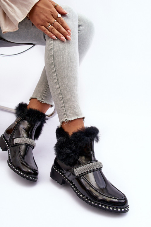 Bajo Botas con efecto barniz con un abrigo de piel y decoracion S.Barski MR870-74 de color negro