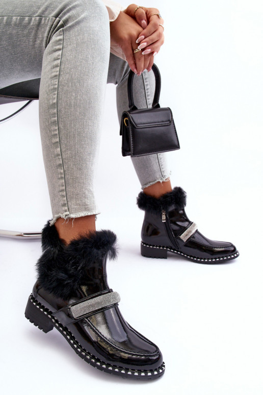 Bajo Botas con efecto barniz con un abrigo de piel y decoracion S.Barski MR870-74 de color negro