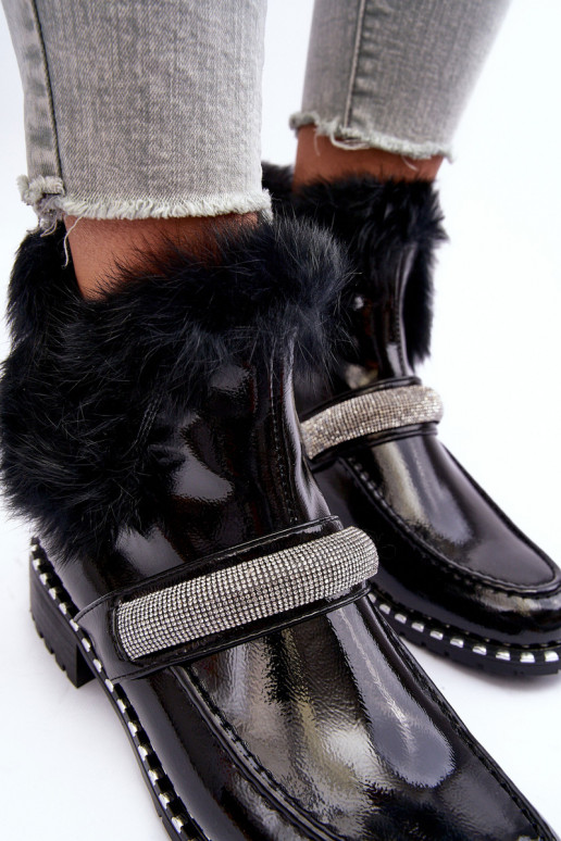 Bajo Botas con efecto barniz con un abrigo de piel y decoracion S.Barski MR870-74 de color negro