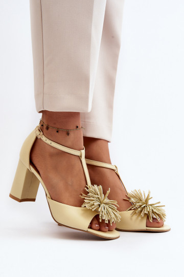 Sandalias de cuero con tacón y adornos Laura Messi 2758 color arena 2
