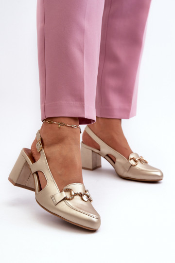 Sandalias de mujer con tacones. Tiene queciejka 06419-25 color dorado