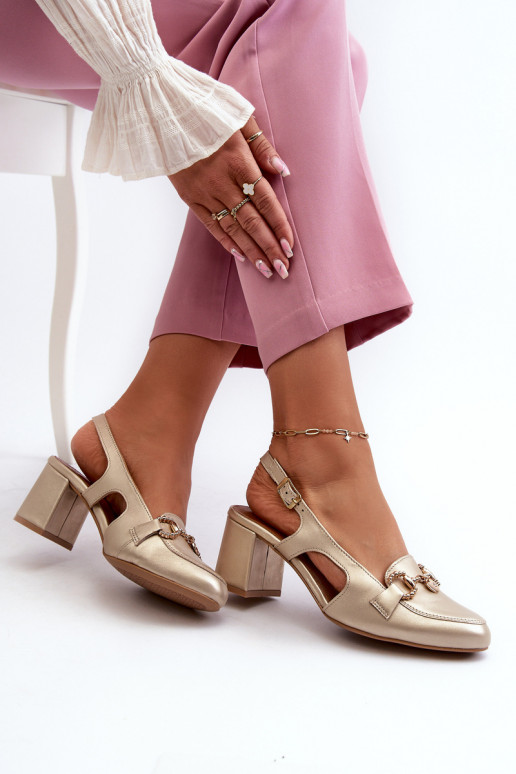 Sandalias de mujer con tacones. Tiene queciejka 06419-25 color dorado Sandalias de mujer con tacones. Tiene queciejka 06419-25 color dorado