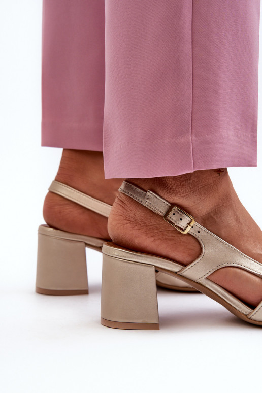 Sandalias de mujer con tacones. Tiene queciejka 06419-25 color dorado Sandalias de mujer con tacones. Tiene queciejka 06419-25 color dorado