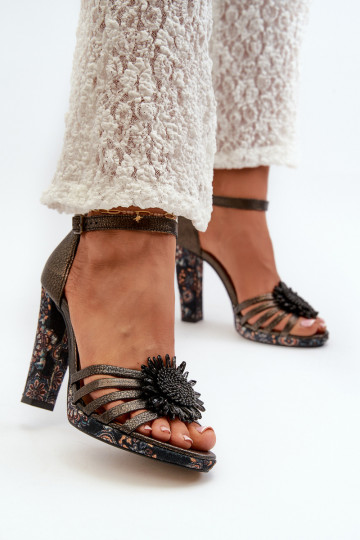 Sandalias de tacón alto para mujer. con adornos Tiene queciejka 06620-20 color gris 2