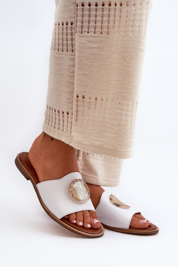 Zazoo 2938 Zapatillas de cuero con tacones anchos con adornos el color blanco 2