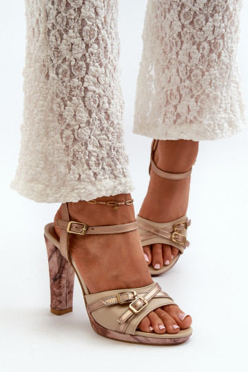 Sandalias de cuero de tacón para mujeres Tai turiciejka 06564-22 color arena-dorado