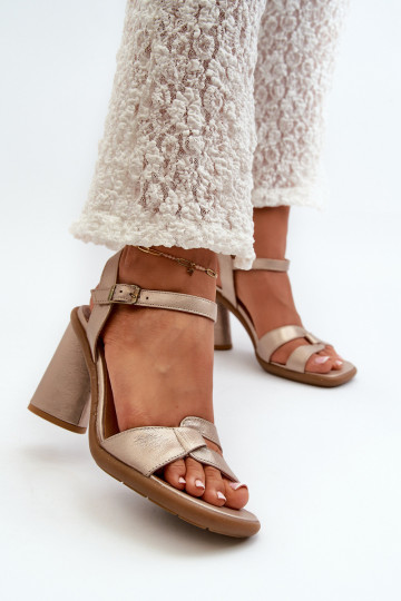 Sandalias de mujer con tacones. Tiene queciejka 06029-25 color dorado 2