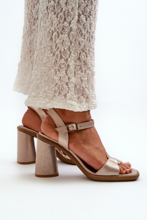 Sandalias de mujer con tacones. Tiene queciejka 06029-25 color dorado Sandalias de mujer con tacones. Tiene queciejka 06029-25 color dorado