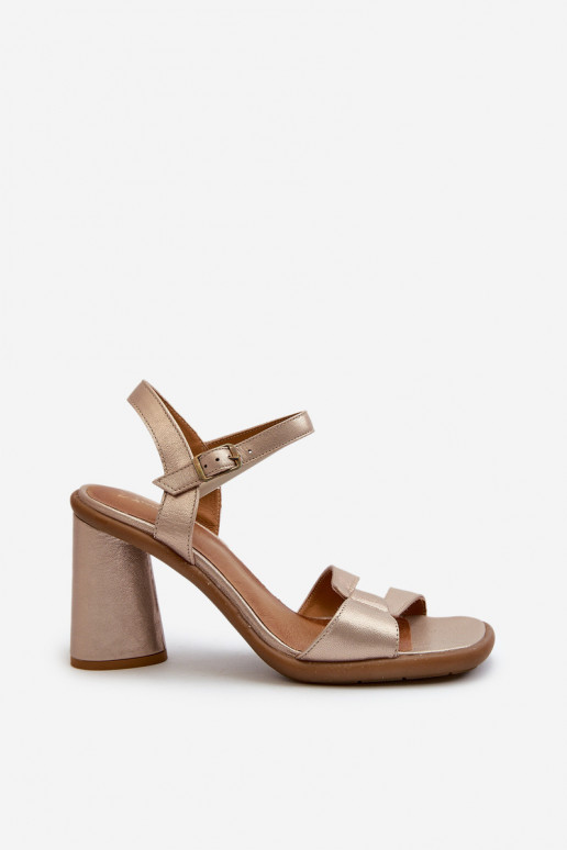 Sandalias de mujer con tacones. Tiene queciejka 06029-25 color dorado Sandalias de mujer con tacones. Tiene queciejka 06029-25 color dorado