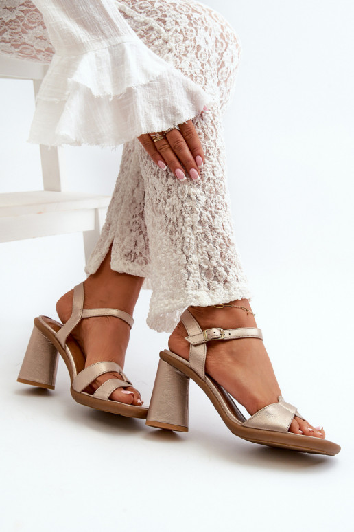 Sandalias de mujer con tacones. Tiene queciejka 06029-25 color dorado Sandalias de mujer con tacones. Tiene queciejka 06029-25 color dorado