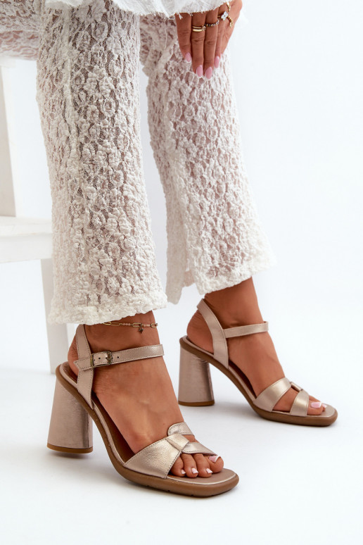 Sandalias de mujer con tacones. Tiene queciejka 06029-25 color dorado Sandalias de mujer con tacones. Tiene queciejka 06029-25 color dorado