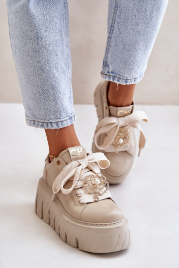 Zapatillas modelo zapatos. Femenino con suelas masivas de moda con detalles dorados CheBello 4530 beige
