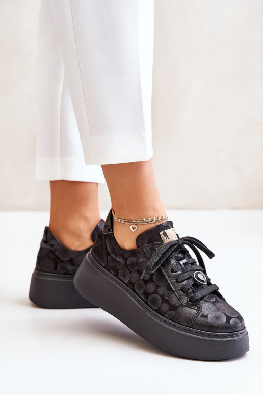 Piel zapatillas con una plataforma Tiene queciejka 06191-42 de color negro Piel zapatillas con una plataforma Tiene queciejka 06191-42 de color negro