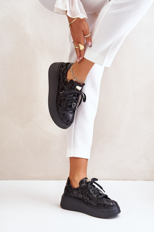 Piel zapatillas con una plataforma Tiene queciejka 06191-42 de color negro Piel zapatillas con una plataforma Tiene queciejka 06191-42 de color negro
