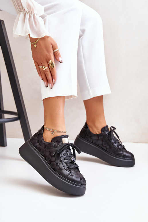 Piel zapatillas con una plataforma Tiene queciejka 06191-42 de color negro Piel zapatillas con una plataforma Tiene queciejka 06191-42 de color negro