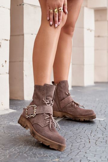 Botas de ante decoradas con hebillas color arena Zazoo 2951