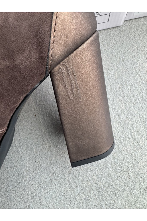 Zapatos de gamuza con tacones Laura Messi 2702 color marrón