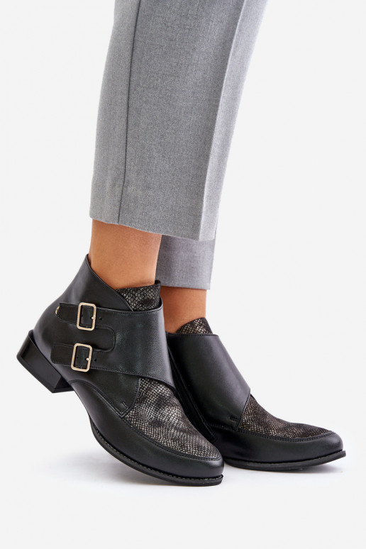 Piel Botas En un tacón bajo con hebillas Tiene queciejka 06696-01 de color negro Piel Botas En un tacón bajo con hebillas Tiene queciejka 06696-01 de color negro