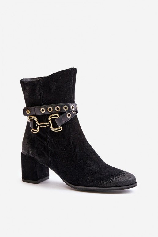 de gamuza Botas de mujer con tacones decorados Tiene queciejka 06679-01 de color negro de gamuza Botas de mujer con tacones decorados Tiene queciejka 06679-01 de color negro