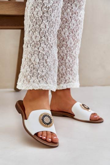Zapatillas de cuero con adornos y tacones anchos LeĮskis 3047/O color blanco