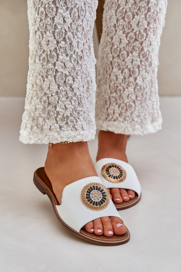 Zapatillas de cuero con adornos y tacones anchos LeĮskis 3047/O color blanco 2