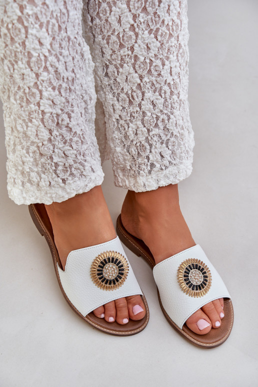 Zapatillas de cuero con adornos con tacones anchos LeAski 3047/O el color blanco