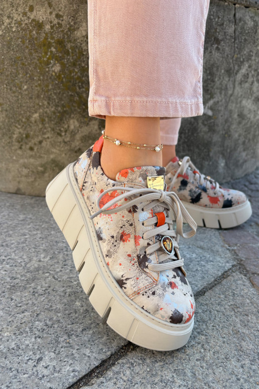 Piel Zapatillas modelo zapatos. con una plataforma Tiene queciejka 06891-18 beige