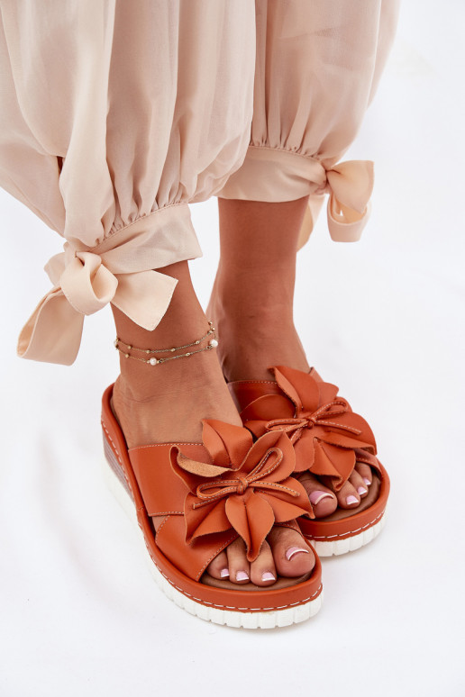 Zapatillas de cuero Femenino en una cuña Con decoraciones Una flor Artiker 52C0505 color naranja Zapatillas de cuero Femenino en una cuña Con decoraciones Una flor Artiker 52C0505 color naranja