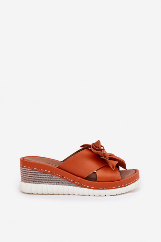 Zapatillas de cuero Femenino en una cuña Con decoraciones Una flor Artiker 52C0505 color naranja Zapatillas de cuero Femenino en una cuña Con decoraciones Una flor Artiker 52C0505 color naranja