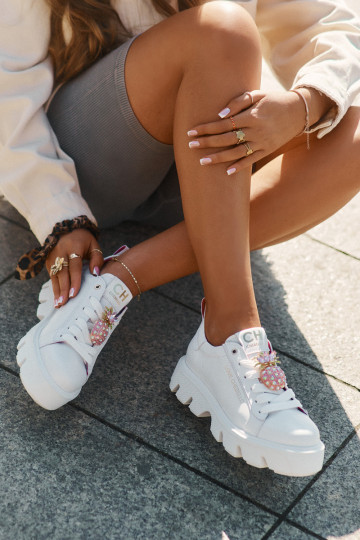 Zapatillas deportivas de cuero decoradas con broche de piña CheBello 4651 blancas