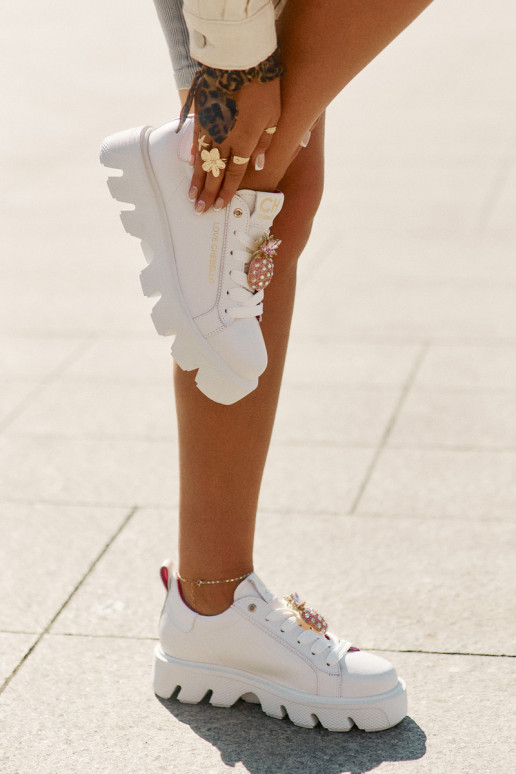 Piel Zapatillas modelo zapatos. para decorar Broszką Ananas CheBello 4651 el color blanco