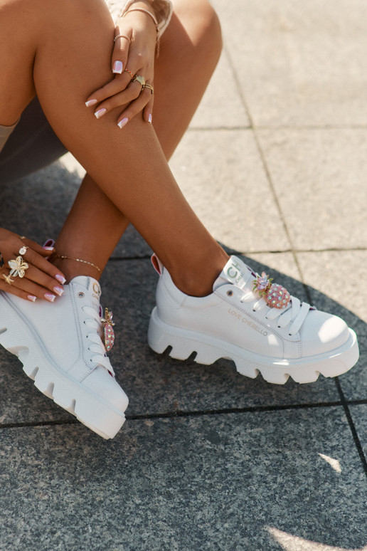 Piel Zapatillas modelo zapatos. para decorar Broszką Ananas CheBello 4651 el color blanco