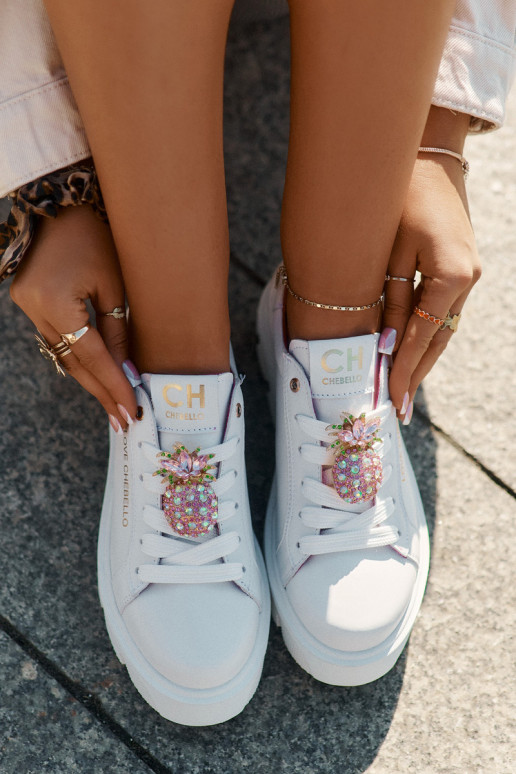 Piel Zapatillas modelo zapatos. para decorar Broszką Ananas CheBello 4651 el color blanco