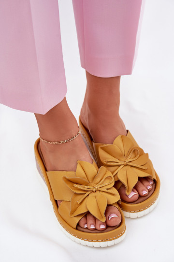 Zapatillas de cuero Femenino en una cuña Con decoraciones Una flor Artiker 52C0504 color amarillo