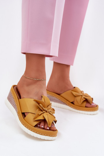 Chanclas de cuero para mujer con plataforma y adorno de flores Artiker 52C0504 amarillas 2