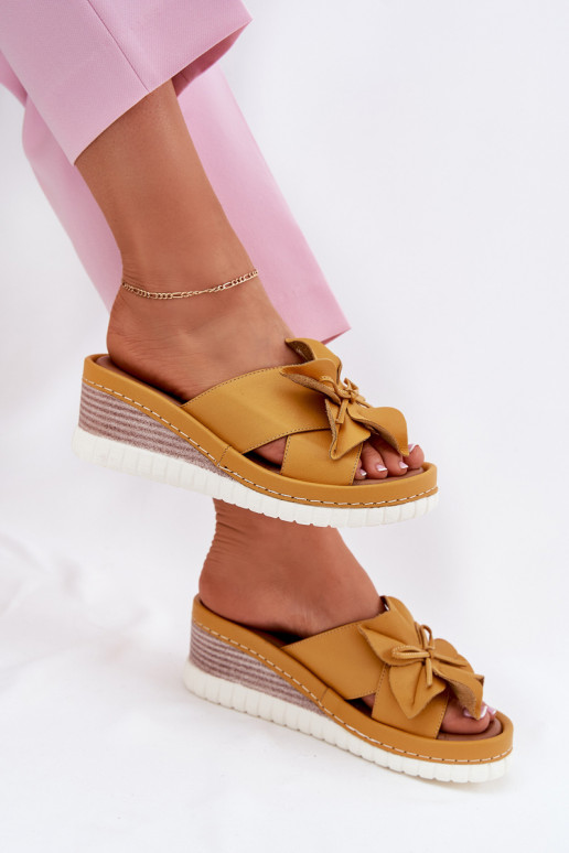 Zapatillas de cuero Femenino en una cuña Con decoraciones Una flor Artiker 52C0504 color amarillo Zapatillas de cuero Femenino en una cuña Con decoraciones Una flor Artiker 52C0504 color amarillo