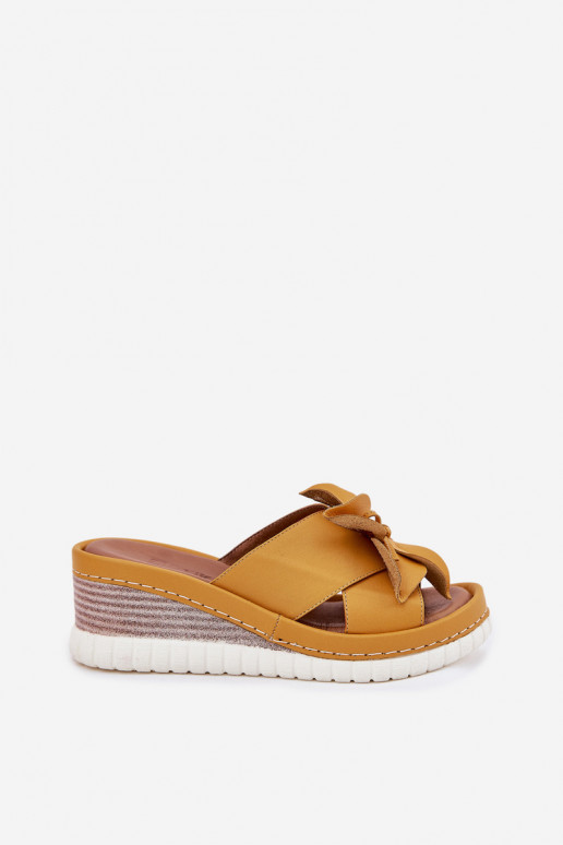 Zapatillas de cuero Femenino en una cuña Con decoraciones Una flor Artiker 52C0504 color amarillo Zapatillas de cuero Femenino en una cuña Con decoraciones Una flor Artiker 52C0504 color amarillo