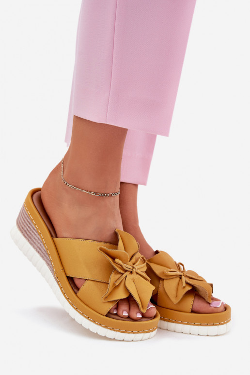 Zapatillas de cuero Femenino en una cuña Con decoraciones Una flor Artiker 52C0504 color amarillo Zapatillas de cuero Femenino en una cuña Con decoraciones Una flor Artiker 52C0504 color amarillo