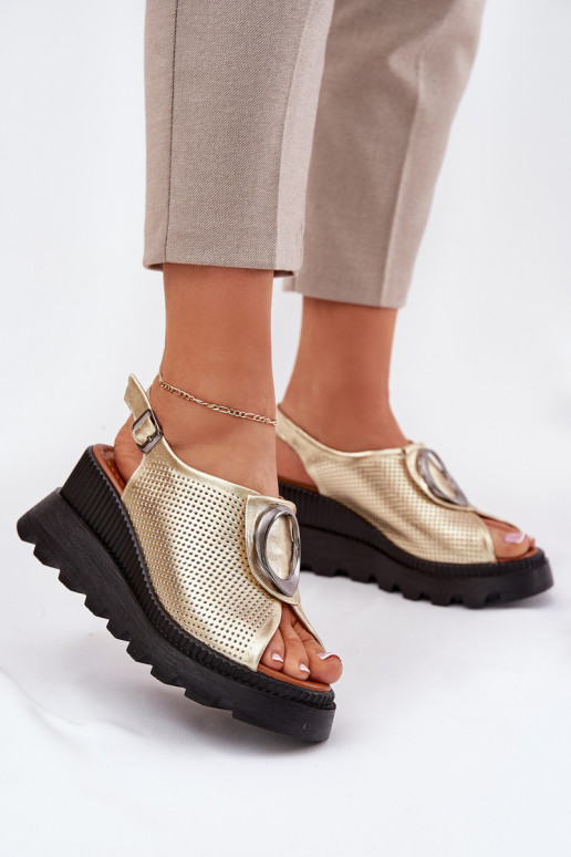 Sandalias de mujer Femenino en una cuña con adornos Artiker 56C0109 color dorado Sandalias de mujer Femenino en una cuña con adornos Artiker 56C0109 color dorado