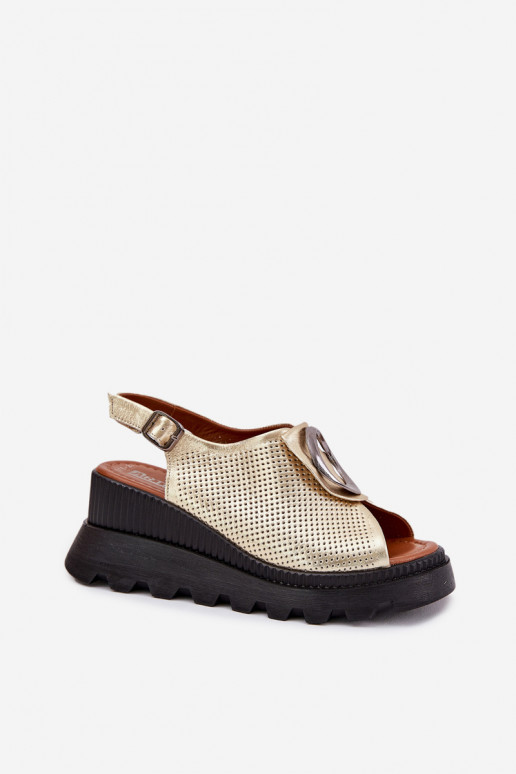 Sandalias de mujer Femenino en una cuña con adornos Artiker 56C0109 color dorado Sandalias de mujer Femenino en una cuña con adornos Artiker 56C0109 color dorado