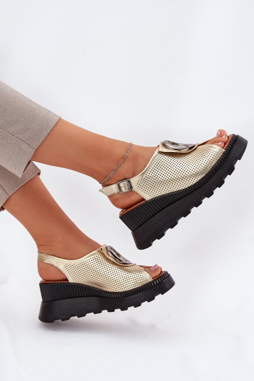 Sandalias de mujer Femenino en una cuña con adornos Artiker 56C0109 color dorado Sandalias de mujer Femenino en una cuña con adornos Artiker 56C0109 color dorado