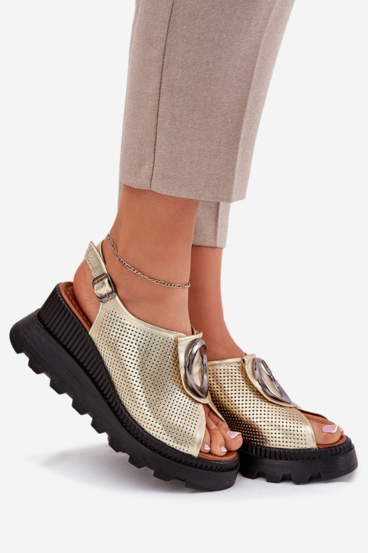 Sandalias de mujer Femenino en una cuña con adornos Artiker 56C0109 color dorado Sandalias de mujer Femenino en una cuña con adornos Artiker 56C0109 color dorado