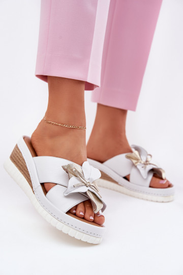 Zapatillas de cuero Femenino en una cuña Con decoraciones Una flor Artiker 52C0537 el color blanco