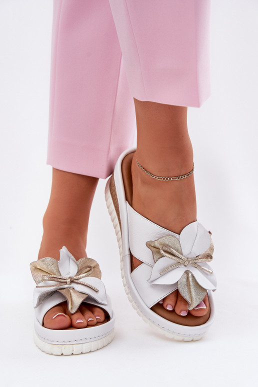 Zapatillas de cuero Femenino en una cuña Con decoraciones Una flor Artiker 52C0537 el color blanco