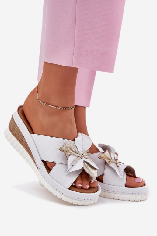 Zapatillas de cuero Femenino en una cuña Con decoraciones Una flor Artiker 52C0537 el color blanco