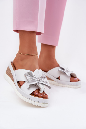 Zapatillas de cuero Femenino en una cuña Con decoraciones Una flor Artiker 54C0538 Blanco-color plata 2